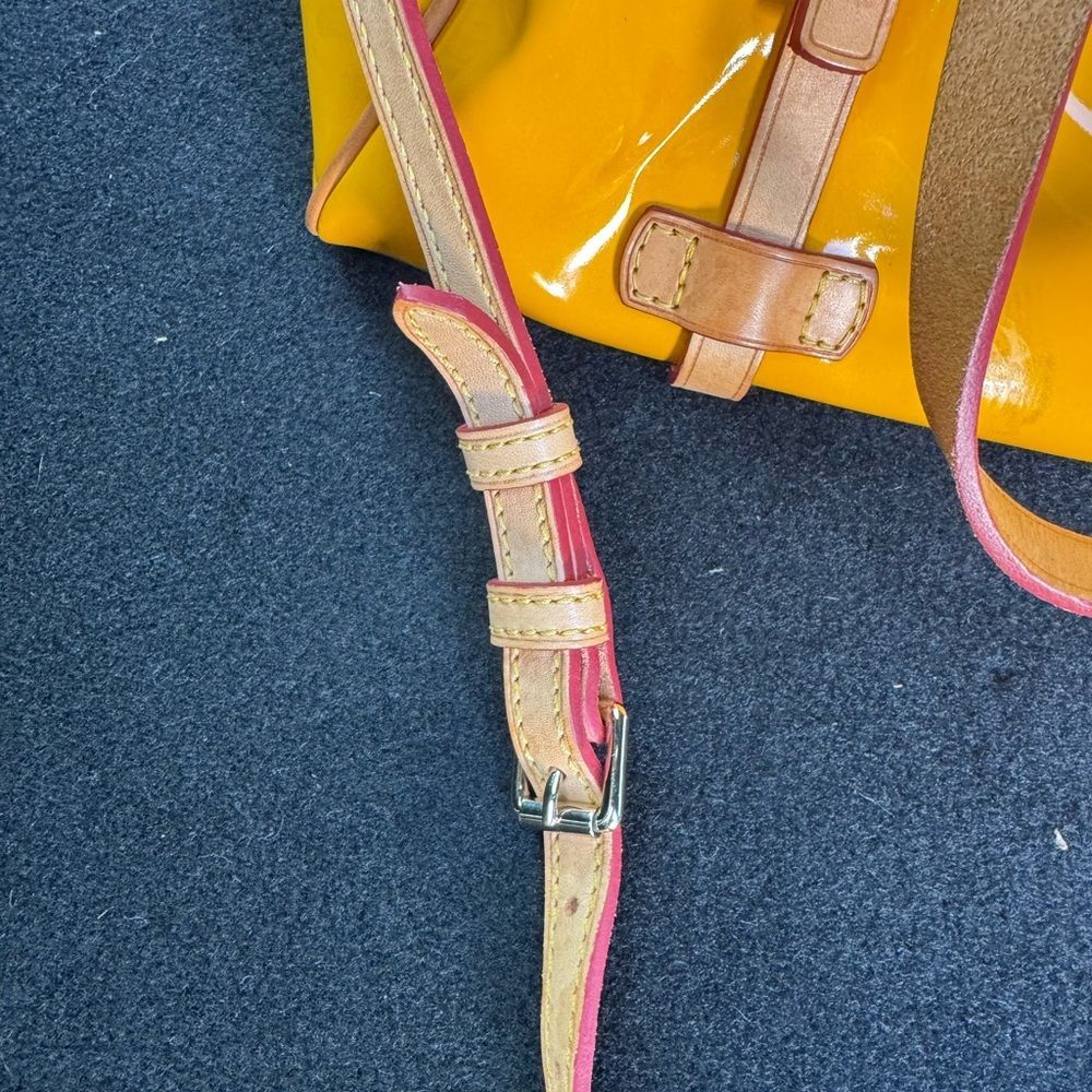Vintage Dooney & Bourke Mustard Yellow Patent Leather Satchel Barrel. Adj straps - Picture 7 of 14